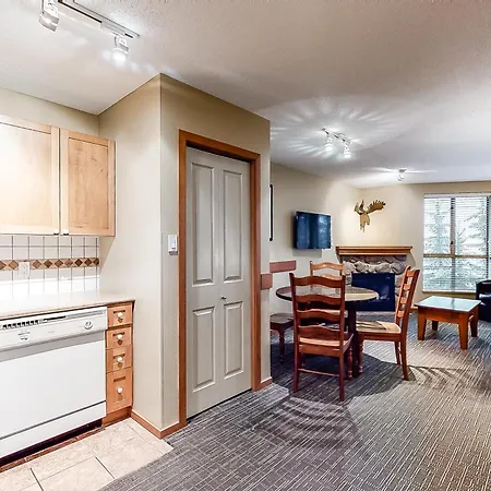 Cascade Lodge Whistler Room photo